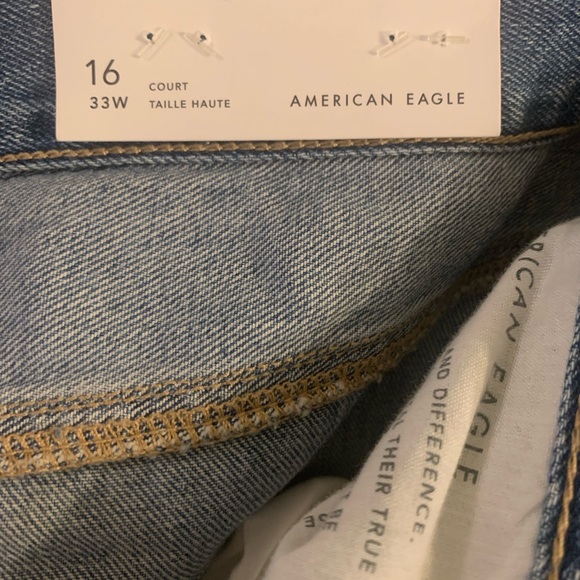 American Eagle “cool mom jean” size 16 (33) short. High waisted. Lightwash - Picture 3 of 8